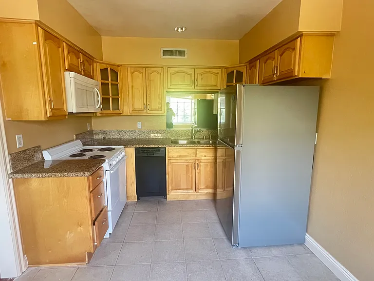 560 W Duarte Rd #B — Photo 8