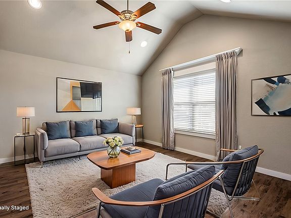 2nd image of 702 SW Willowpoint Rd