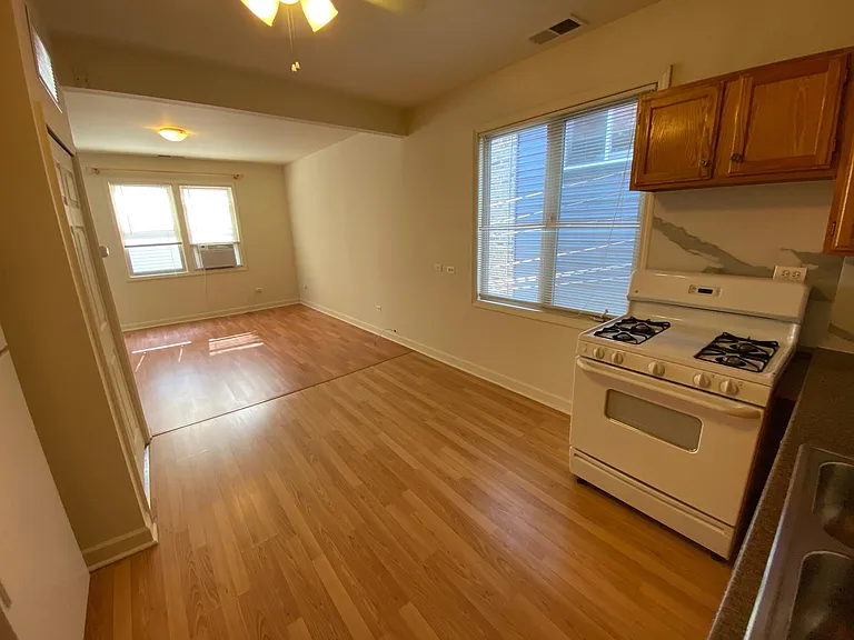 872 N Marshfield Ave #CH2 — Photo 2