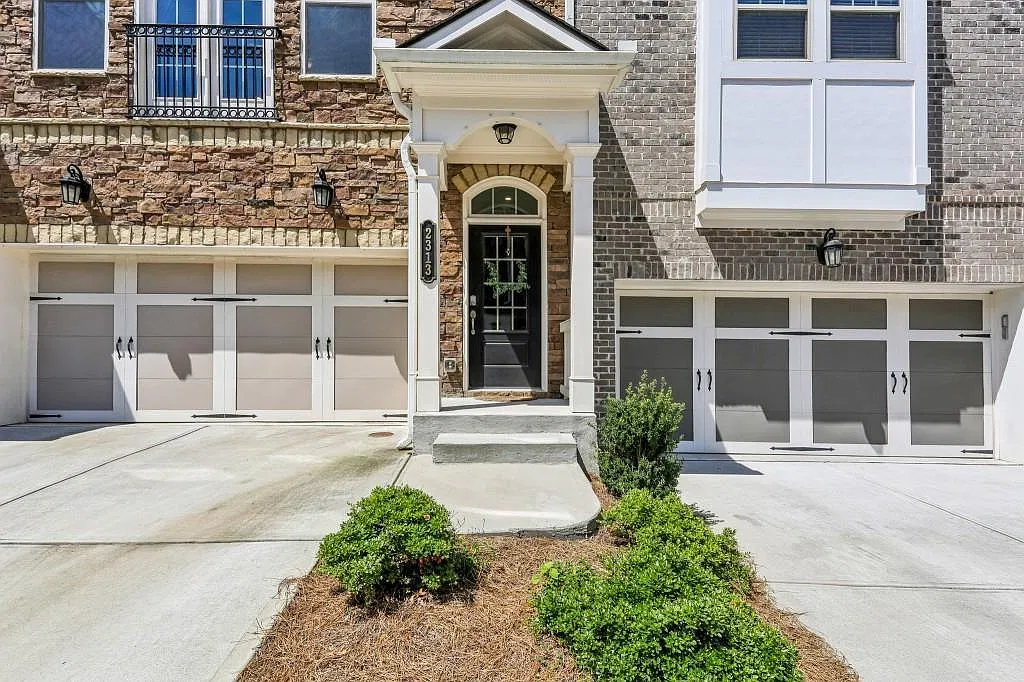 3 bed, 3.5 bath, 2112 sqft, $3,500 — Photo 2