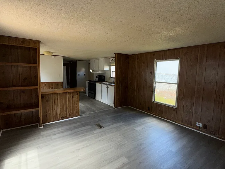 115 Goddard Ln — Photo 2