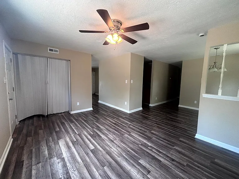 5523 Livingston Dr — Photo 12