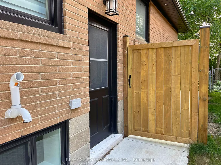 48 Lloyd Manor Rd #LOWER — Photo 2