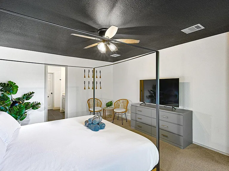 1049 Pullman Dr — Photo 22