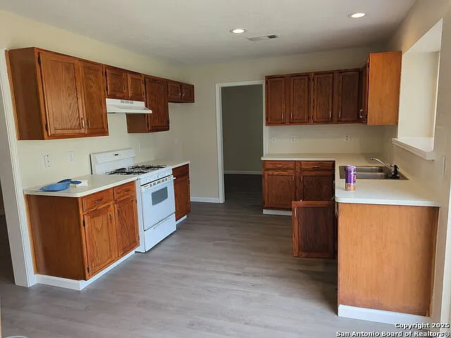 3 bed, 2.5 bath, 1640 sqft, $1,575 — Photo 2