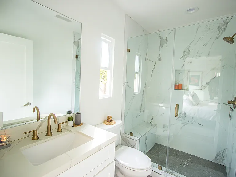 1852 S Redondo Blvd — Photo 13