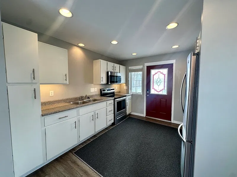 3 bed, 1.0 bath, 894 sqft, $1,400 — Photo 4