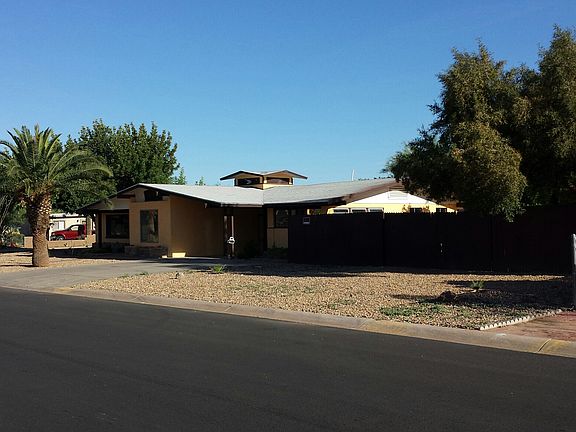 Large Front Yard & RV Gate.