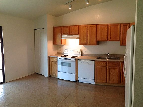 Kitchen w/vaulted ceiling
