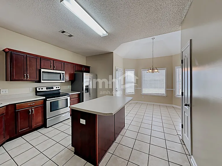 9321 N Fairmont Cir — Photo 3