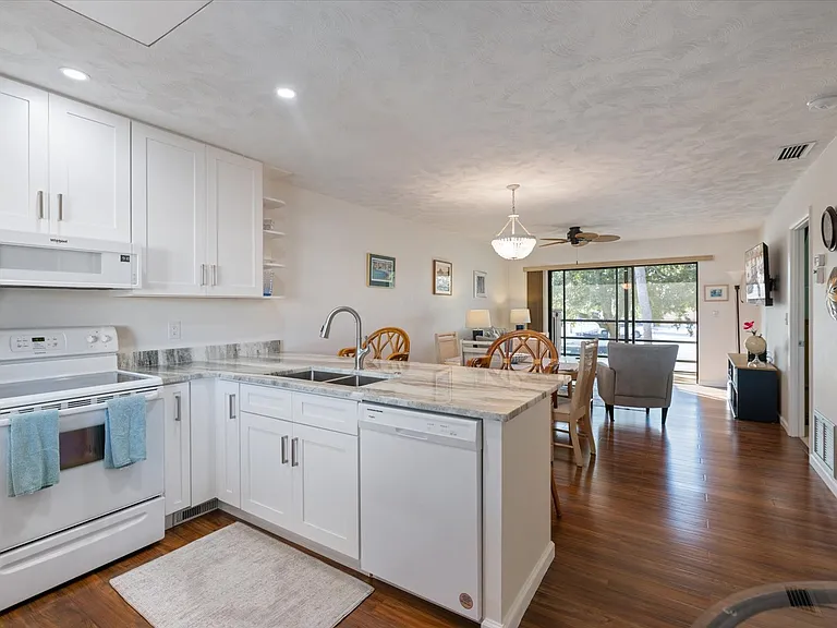431 Airport Ave E #207 — Photo 6