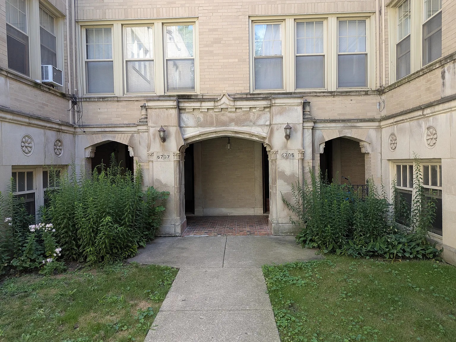 6703 N Greenview Ave — Photo 1