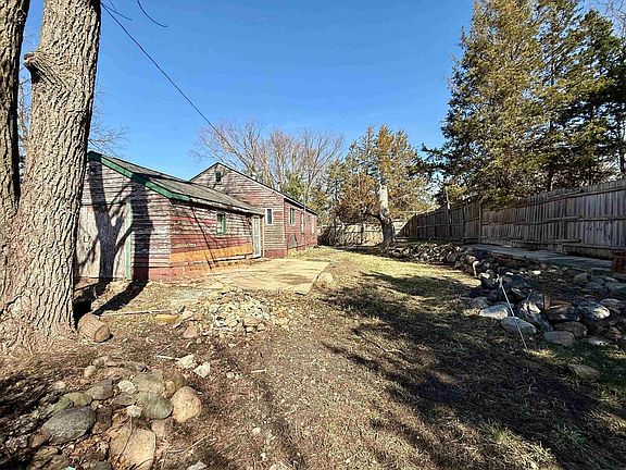 3rd image of 301 S Hackett Rd