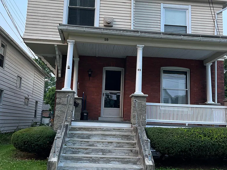 93 Maple St #202 — Photo 1