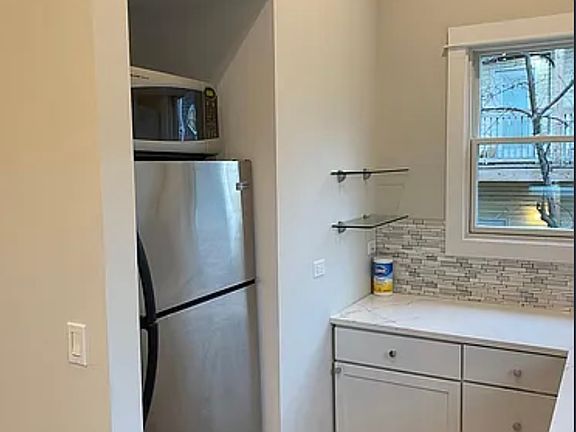 3rd image of 1105 W Wellington Ave #Ch