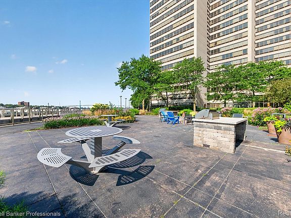 5th image of 1001 W Jefferson Riverfront Dr #14-G