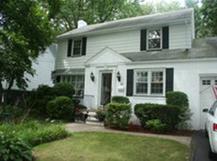 922 Country Club Dr, Teaneck, NJ 07666