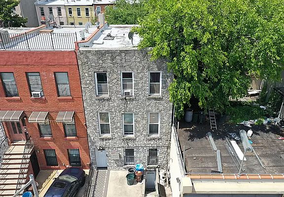 2nd image of 10 Marconi Pl #3FAMILY