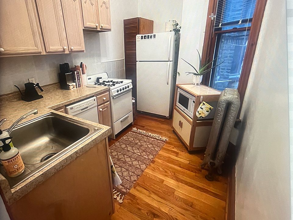 Another view of the kitchen.