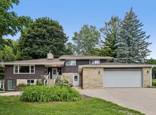 W270N195 Arrowhead TRAIL, Waukesha, WI 53188