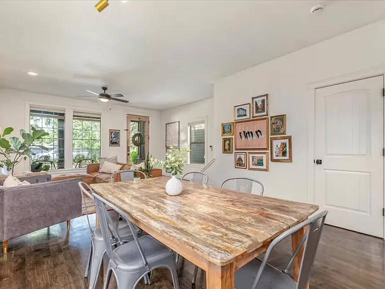 1222 E Franklin St — Photo 16