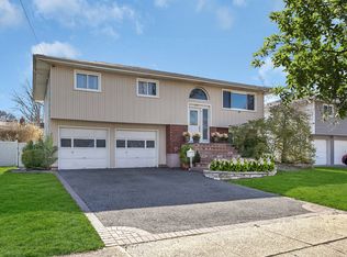 1814 Roberta Ln, Merrick, NY 11566