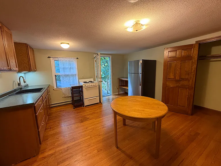 51 Pilgrim Dr #B — Photo 9