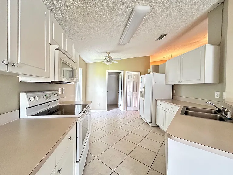 4760 Manchester Dr — Photo 6