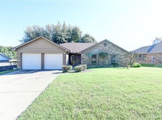 429 Meadowhill Dr, Benbrook, TX 76126