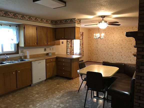 Eat-in kitchen and dining 