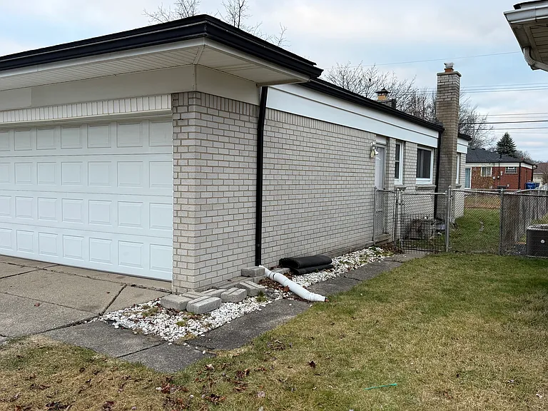 4651 Kingsley Dr — Photo 10