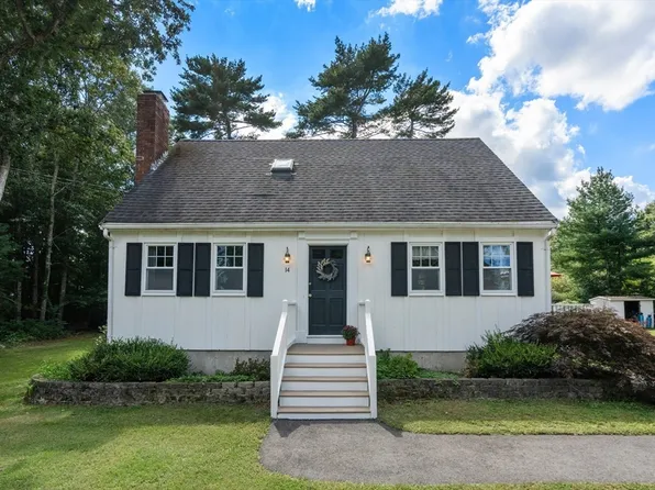 14 Lucas St, Carver, MA 02330