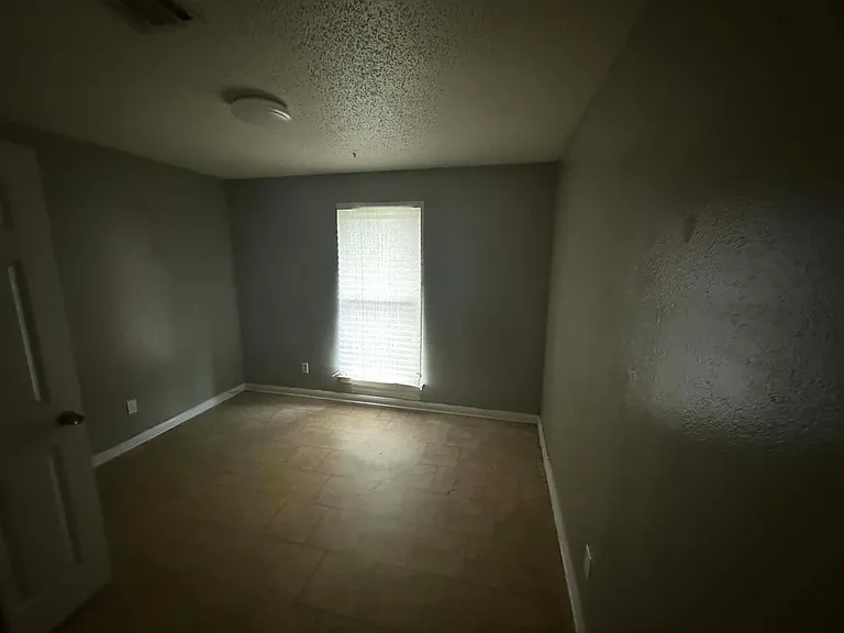 1716 Yorktowne Dr — Photo 2