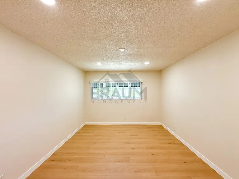 13129 OXNARD ST. — Photo 23
