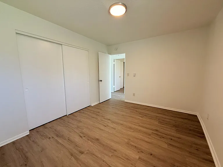 Crescent Apartments — Photo 42