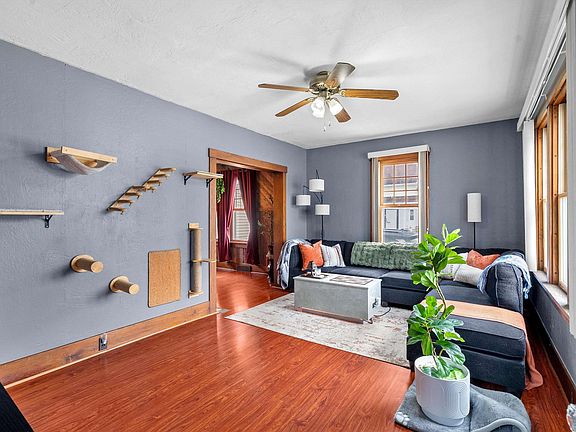 3rd image of 520 Hickory St
