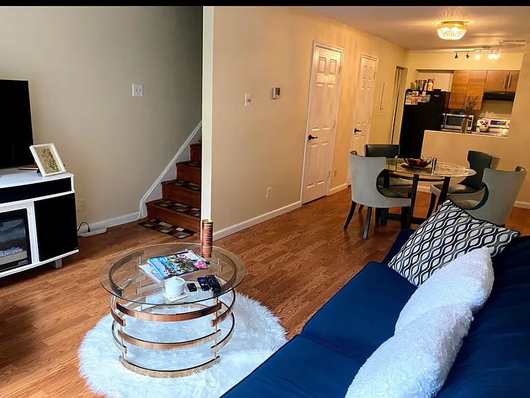 Hawthorne Dr NE — Photo 2