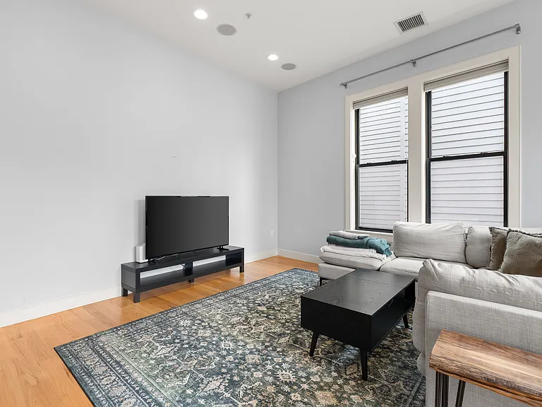 171 W 4th St #4 — Photo 9