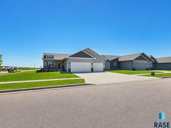 1120 Cypress Ave, Madison, SD 57042