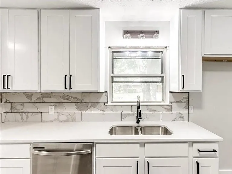 143 N Westchester Ave — Photo 2