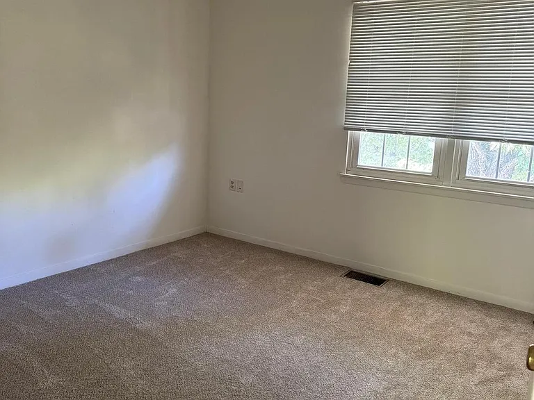 242 Cameron St — Photo 12