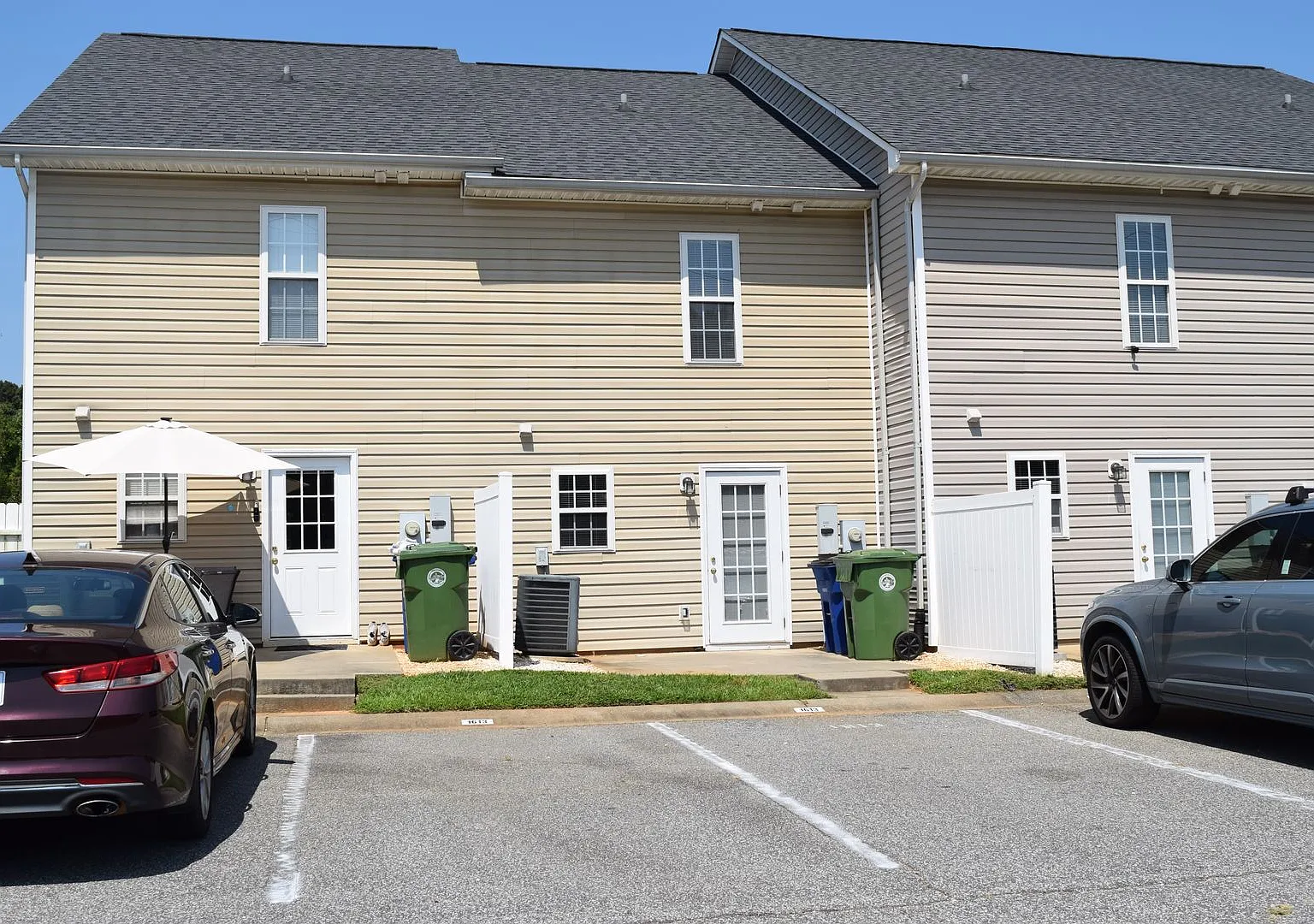 Spacious 2BR 2BA Townhome In Prime Location! — Photo 3