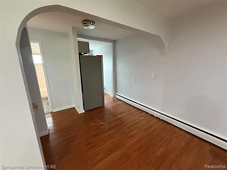 2655 E Maple Rd — Photo 7