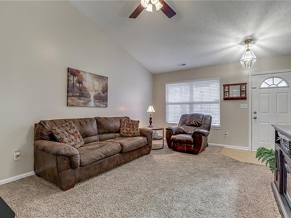 Vaulted Ceilings and Newer Carpet (2016) Freshly Cleaned