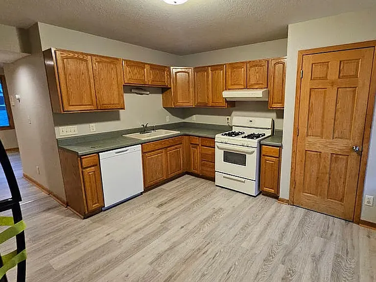834 Park Ave — Photo 2