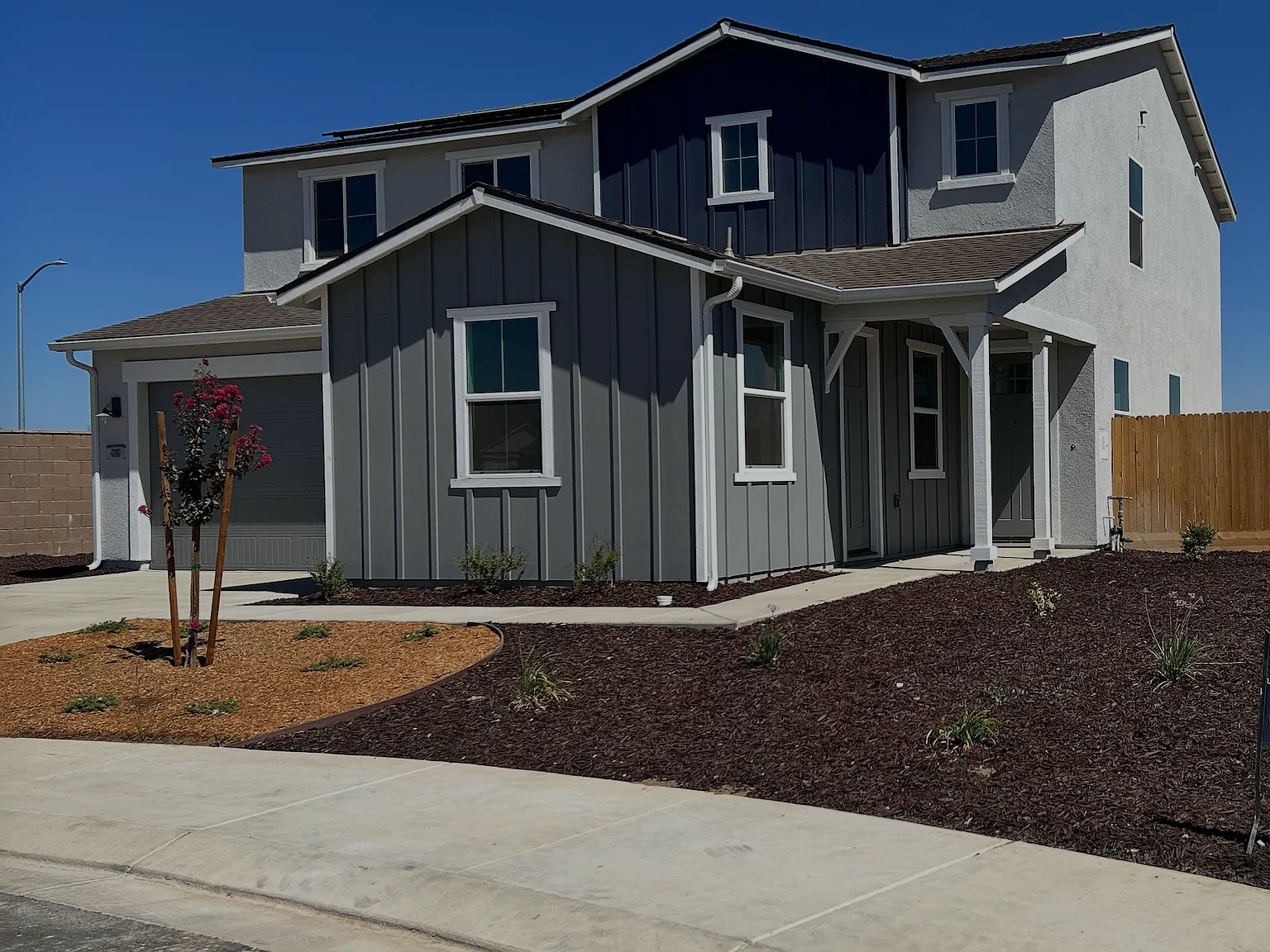 5 bed, 3.5 bath, 2554 sqft, $730 — Photo 1