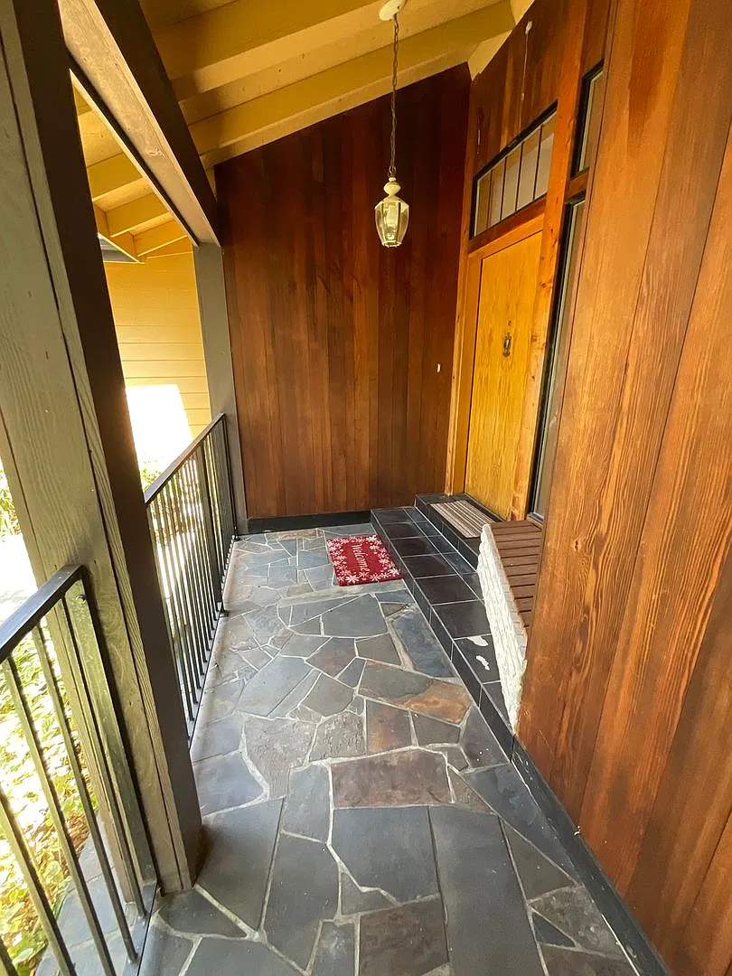 Single-level living with a one-of-a kind setting! — Photo 4