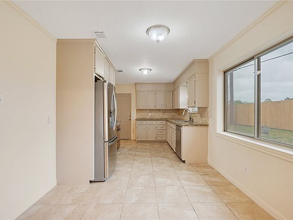 4th image of 2510 Twisted Oaks Dr