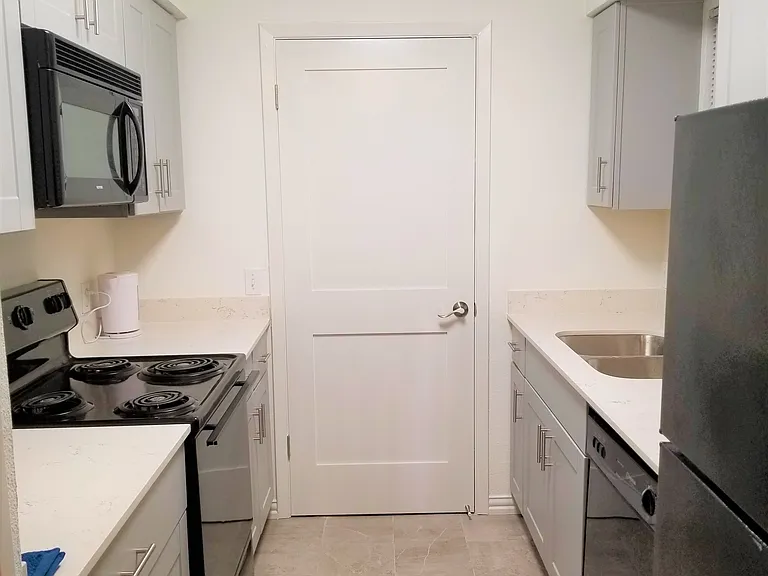 6646 E Lovers Ln — Photo 8