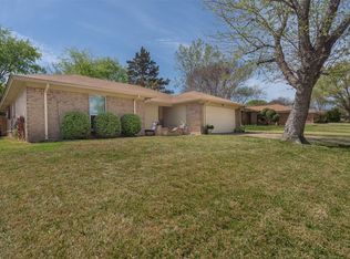 232 NE Shady Oaks Dr, Burleson, TX 76028